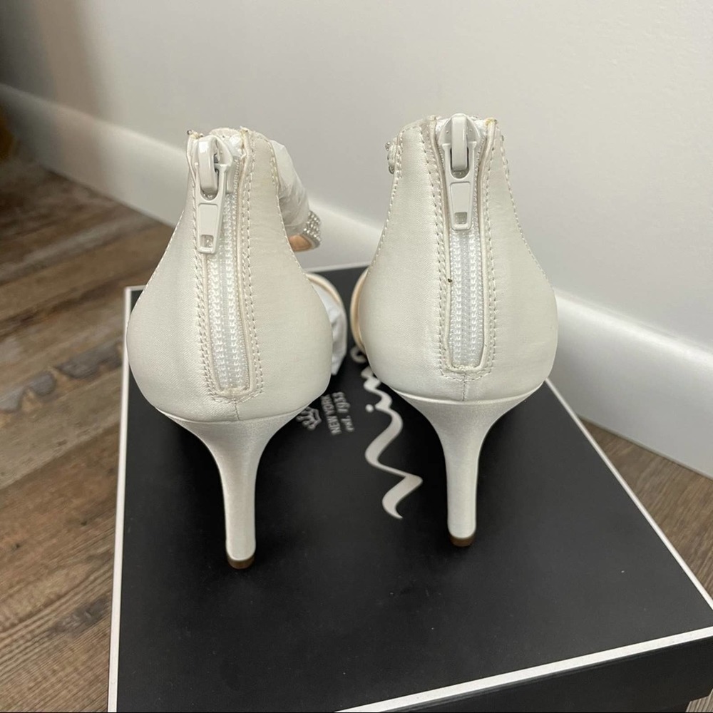 NINA VOLANDA IVORY LUSTER SATIN DRESS SANDALS NWT - Picture 5 of 8